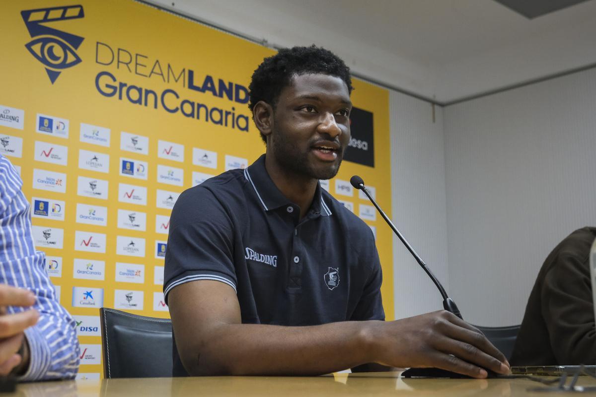 Presentación de Chimezie Metu, nuevo fichaje del Granca Presentación de Chimezie Metu, nuevo fichaje del Granca