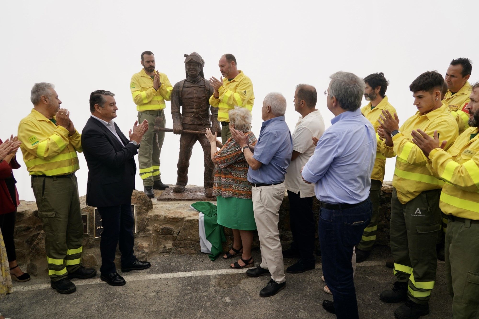 Antonio Sanz preside un homenaje al bombero fallecido en 2021 en el incendio de Sierra Bermeja