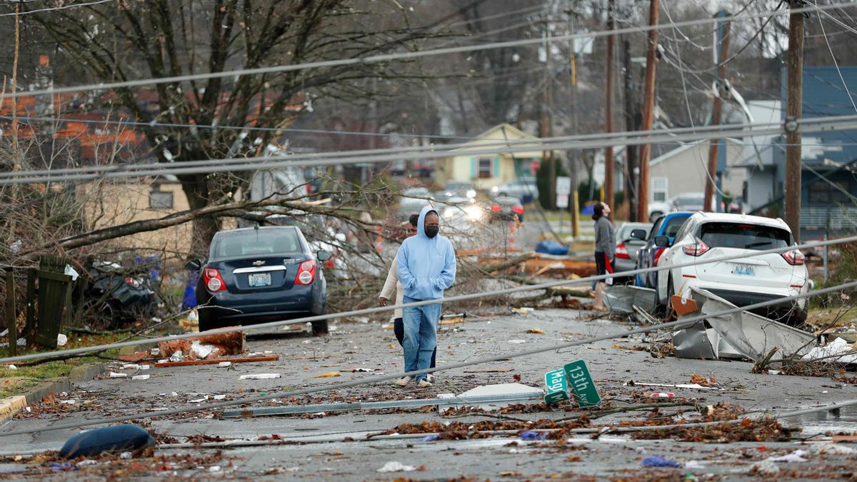 Residentes de Bowling Green, en Kentucky, observan los daños causados por el tornado en su ciudad.