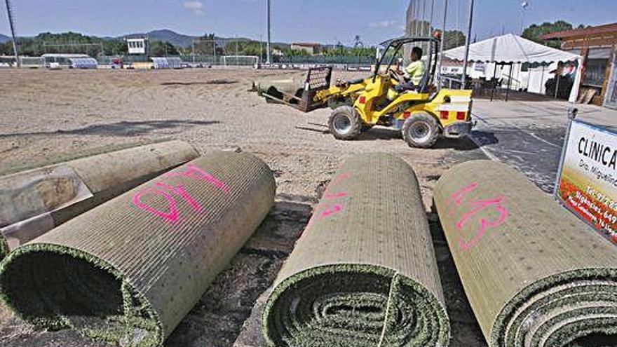 Els panells amb la nova gespa artificial del camp del Llagostera estan a punt per col·locar-se.