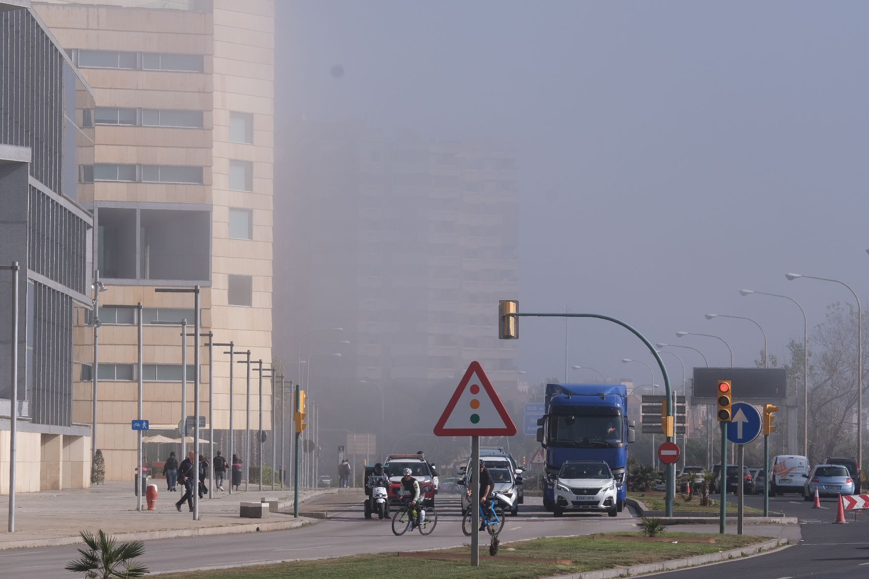 Una densa niebla provocada por el aire cálido y la baja temperatura del mar cubre la bahía de Palma