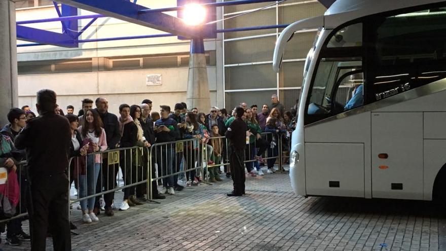 Los aficionados, junto al autobús del equipo