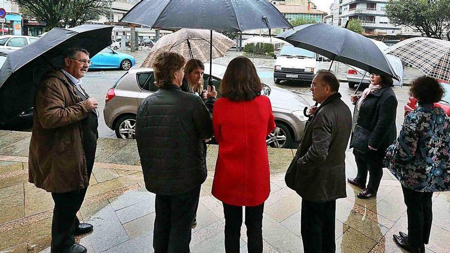 Los arquitectos y el alcalde visitan la Plaza de Bugallal, que será humanizada próximamente.