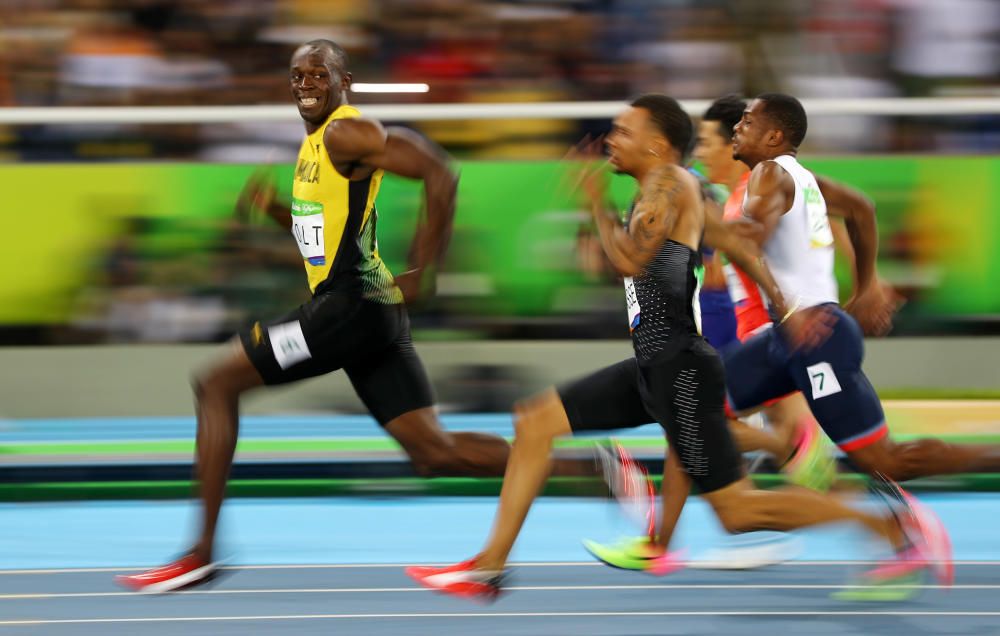 Usain Bolt da muestras de su superioridad mirando a cámara.