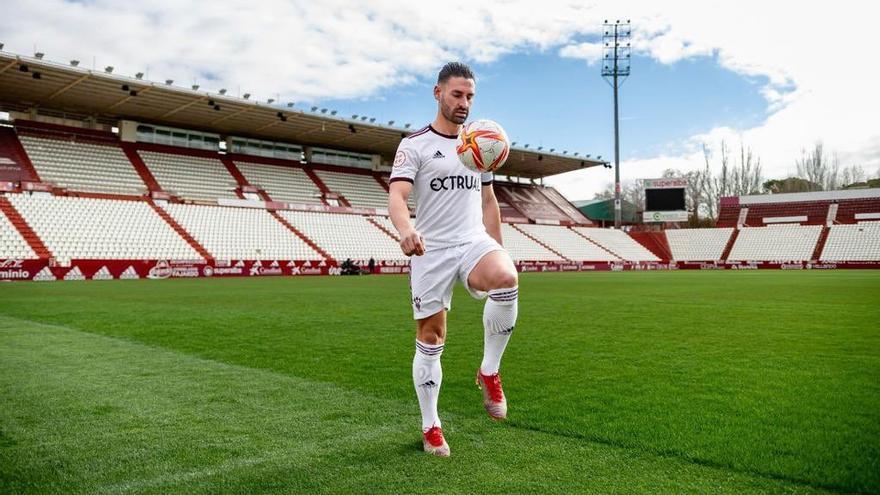 Kike Márquez y Miguel De las Cuevas, una lucha de nivel por la mediapunta del Córdoba CF