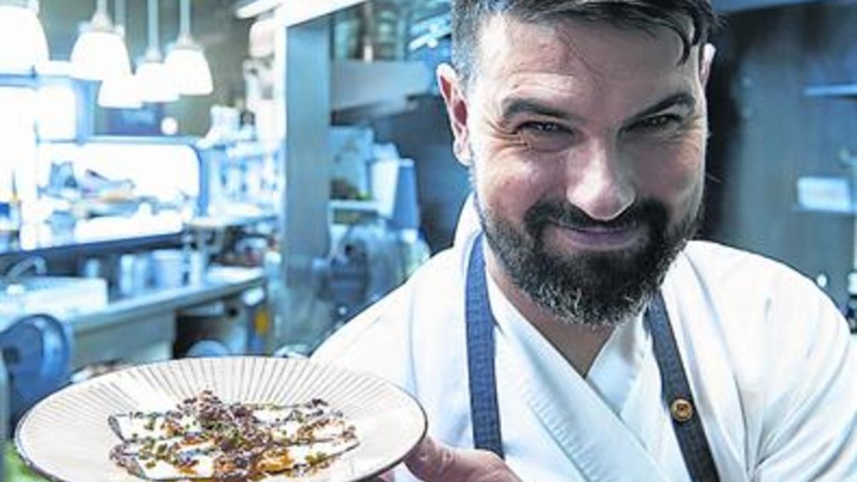 Borja Sierra, chef de Granja Elena, muestra sus sardinas.