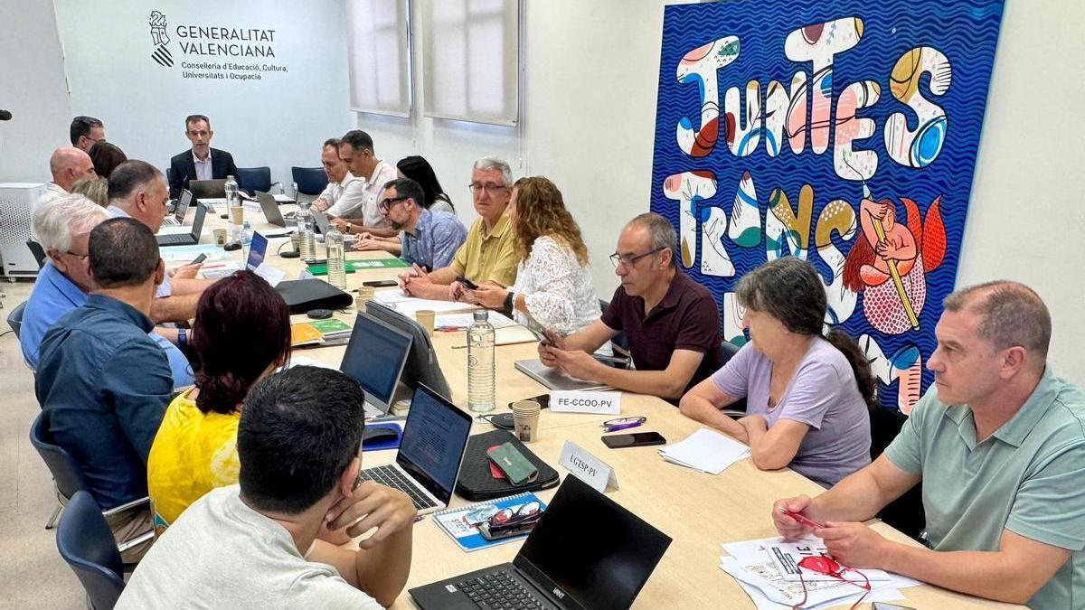 Reunión de los sindicatos y la conselleria de Educación, este viernes.