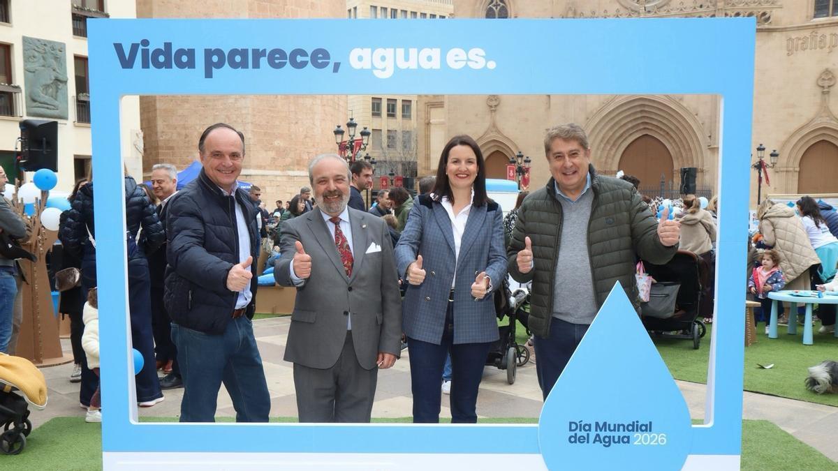 Los representantes del Ayuntamiento y de Facsa, en la plaza Mayor.