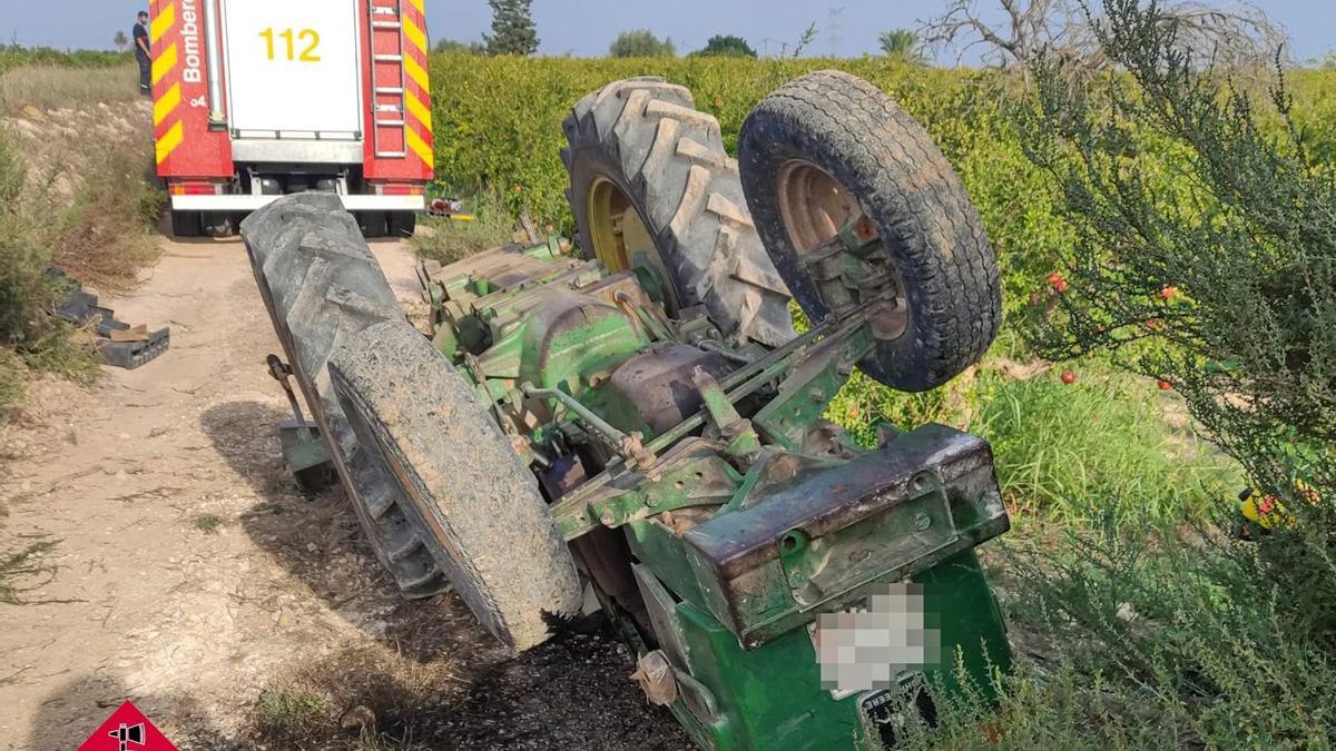 Tractor volcado en Albatera.