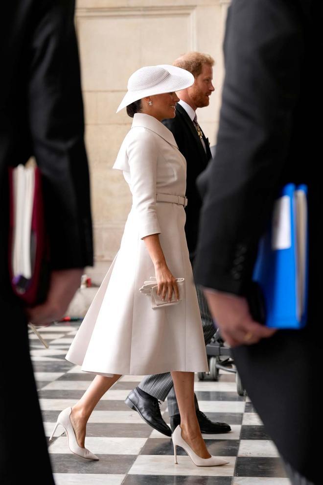 El look 'total white' de Meghan Markle para la misa en honor de la reina Isabel en la catedral de St. Paul