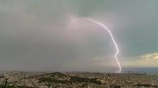 Un temporal de lluvia y granizo barre Catalunya y corta tres líneas de Rodalies