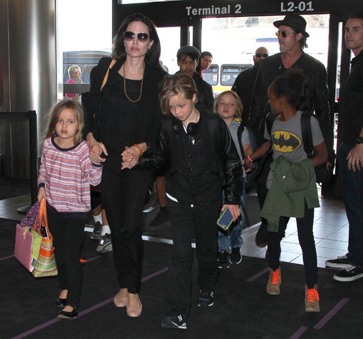 Brad Pitt y Angelina Jolie llegan al aeropuerto de Los Ángeles junto a sus hijos Maddox, Pax, Zahara, Shiloh, Vivienne y Knox.