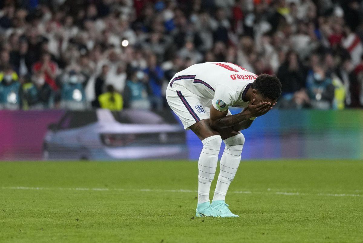 Rashford se lamenta tras fallar un penalti en la tanda decisiva de la final de la Eurocopa ante Italia