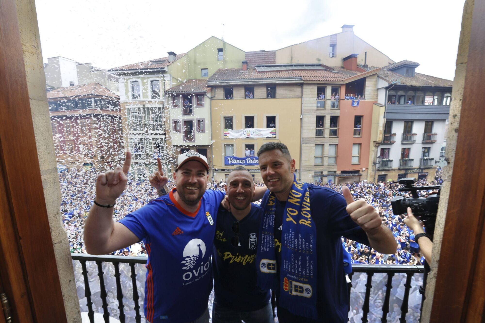 Locura azul en las calles de Oviedo para celebrar el ascenso del equipo a Primera División