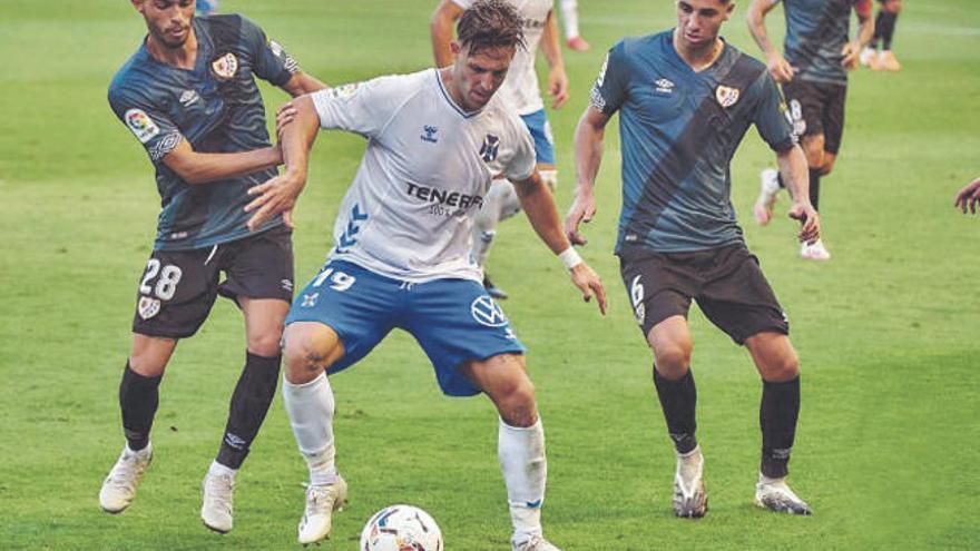 Fran Sol disputa un balón durante el encuentro contra el Rayo Vallecano.