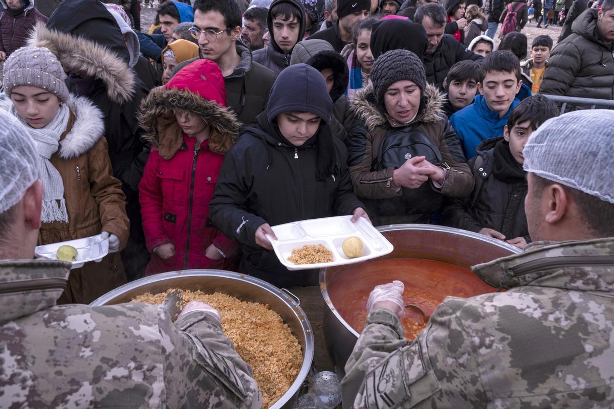 Diyarbakir (Turkey), 06/02/2023.- People receive free meals distributed after an earthquake in Diyarbakir, southeast of Turkey, 06 February 2023. According to the US Geological Service, an earthquake with a preliminary magnitude of 7.8 struck southern Turkey close to the Syrian border. The earthquake caused buildings to collapse and sent shockwaves over northwest Syria, Cyprus, and Lebanon. Hundreds of people have died and more than seven thousand have been injured in Turkey, according to AFAD, Turkish Disaster and Emergency Management Presidency. (Terremoto/sismo, Chipre, Líbano, Siria, Turquía, Estados Unidos) EFE/EPA/REFIK TEKIN