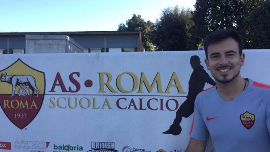 Iván Ramos posa a la entrada de la Scuola Calcio AS Roma con los colores del conjunto de la capital italiana.