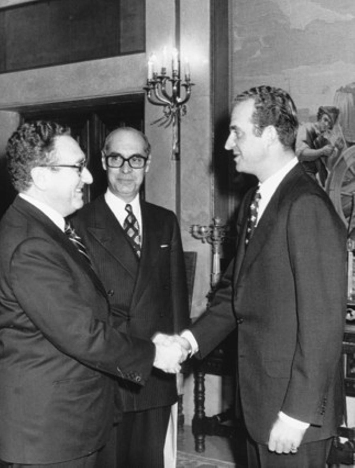 El llavors príncep Joan Carles saluda Henry Kissinger en presència de Laureano López Rodó, el novembre del 1975. El llavors príncep Joan Carles saluda Henry Kissinger en presència de Laureano López Rodó, el novembre del 1975.