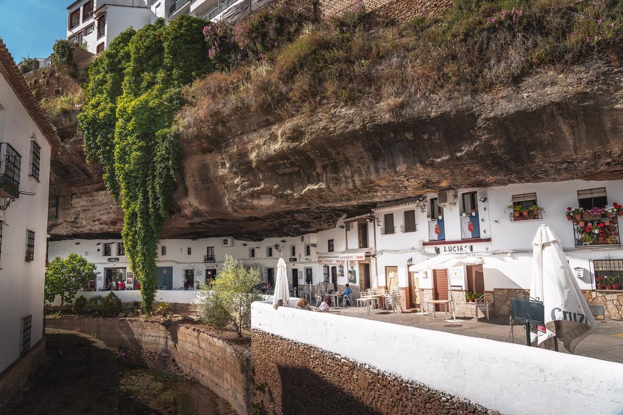 Casas en el interior del cañón, en Sentenil de las Bodegas