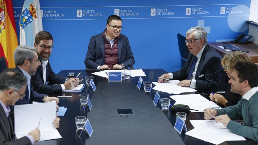 El conselleiro de Emprego, José González, preside la reunión de la mesa de diálogo social, junto a representantes de la patronal y de los sindicatos. | LAVANDEIRA JR