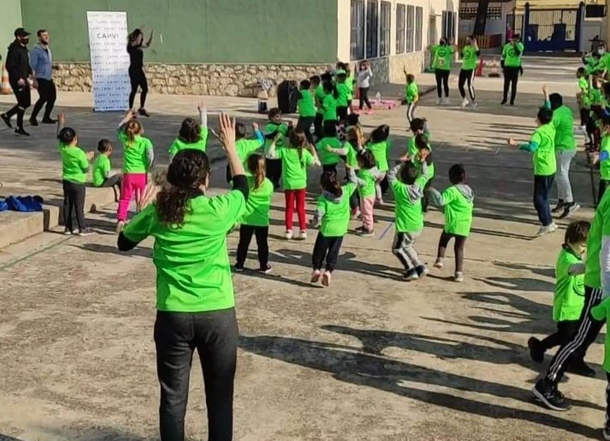 Una actividad en el patio del colegio Sant Miquel de Tavernes de la Valldigna, en una imagen de archivo.