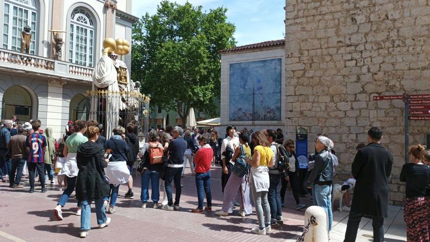 Cues a l’entrada del Teatre-Museu Dalí de Figueres aquest diumenge passat.