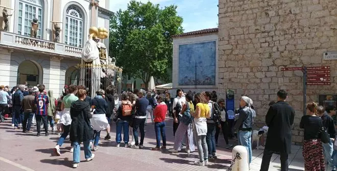 Cues a l’entrada del Teatre-Museu Dalí de Figueres aquest diumenge passat.