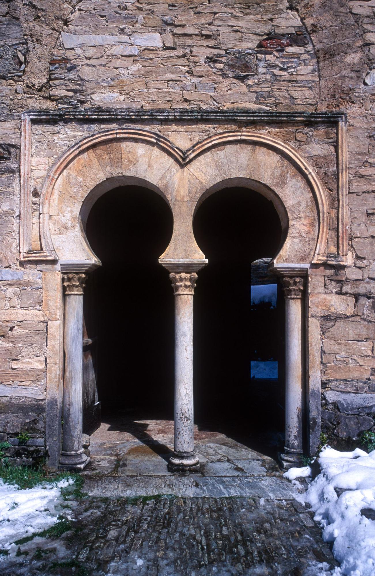 Arcos mozárabes de la Iglesia de Santiago de Peñalba