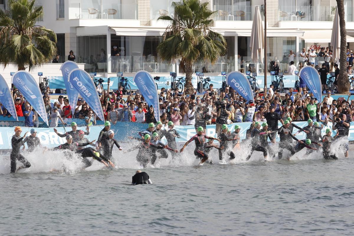 Salida del segmento de natación en una de las pruebas del Campeonato del Mundo Multideporte de Ibiza 2023.