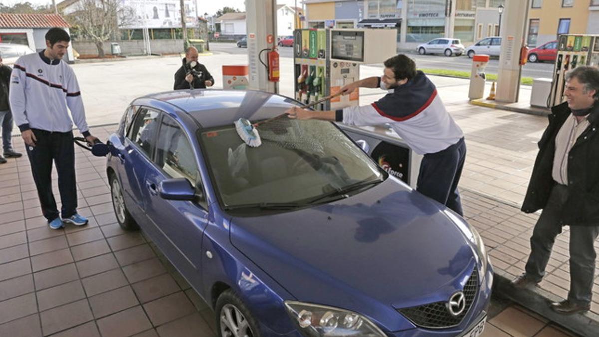 Un coche en una gasolinera.