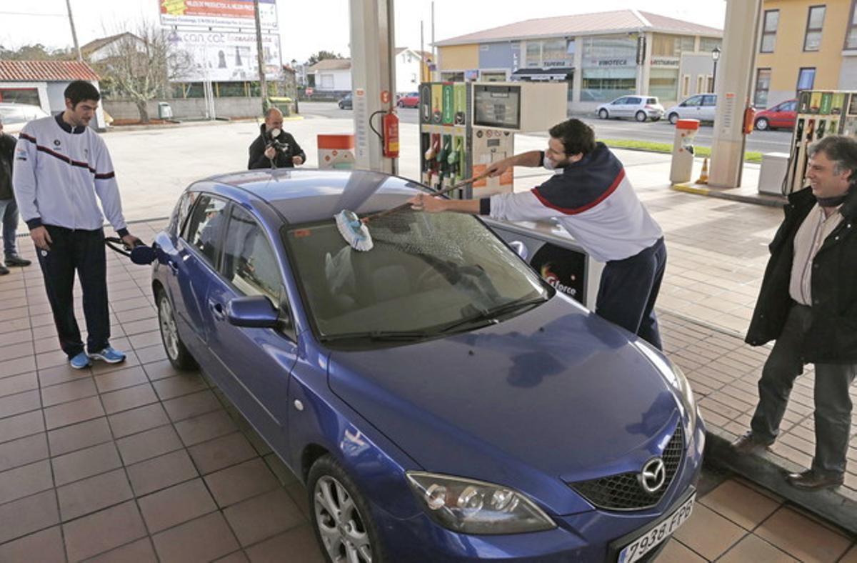 Un cotxe en una gasolinera. Un cotxe en una gasolinera.