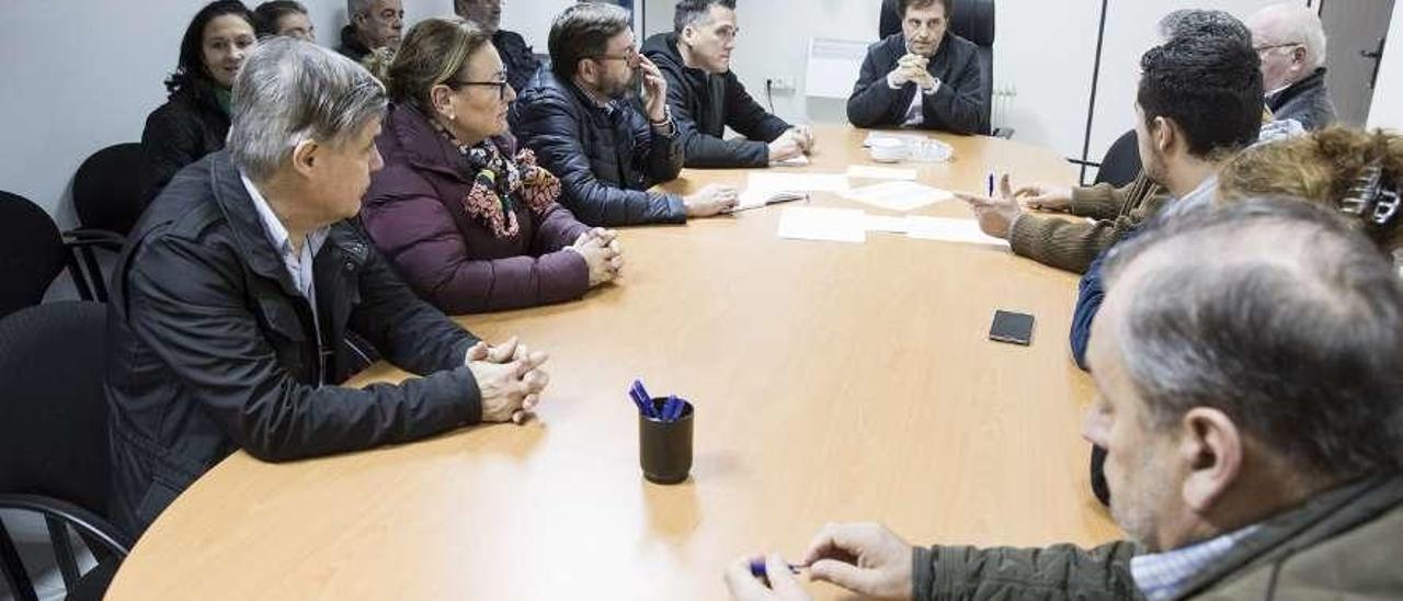 Una reunión de los integrantes de Fegea con taxistas de la ciudad, con Javier Fernández primero por la derecha y el expresidente Pablo Fernández Cabañas cuarto por la izquierda.