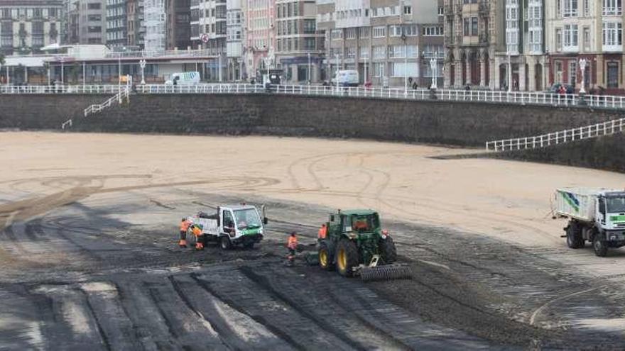 Operarios de Emulsa recogen restos de carbón en San Lorenzo.