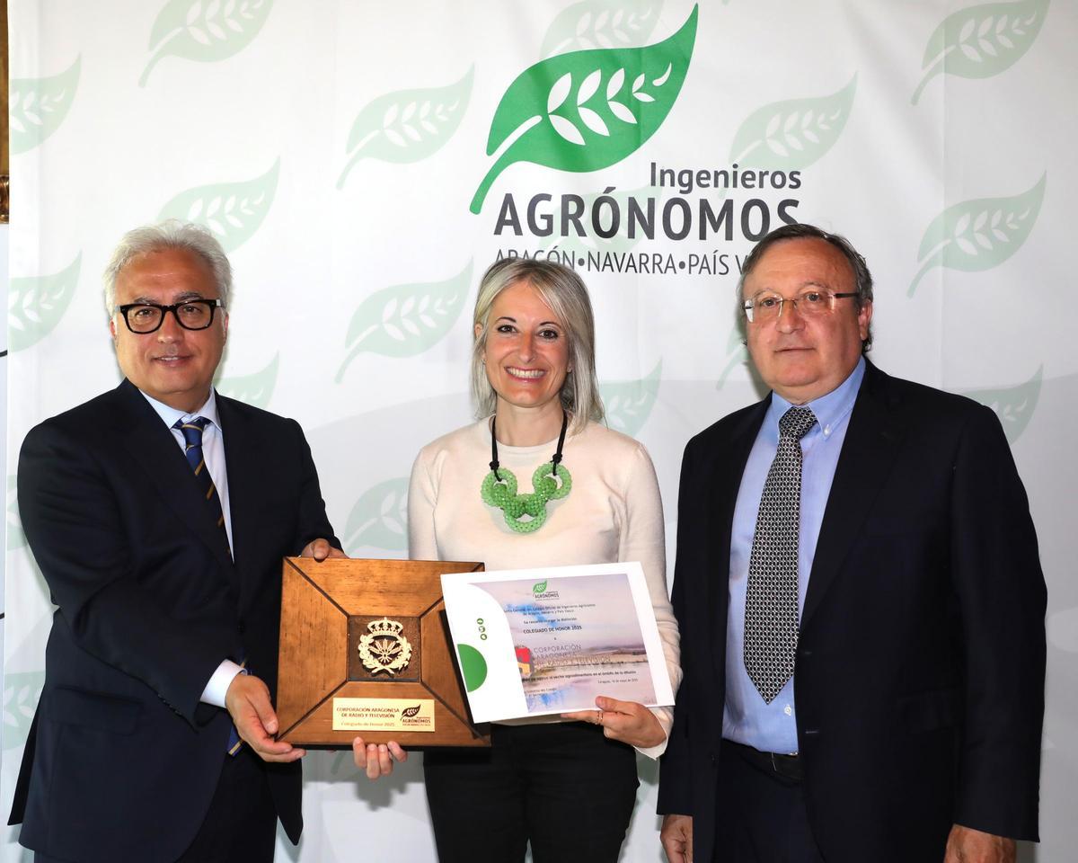 Raquel Fuertes, presidenta de la CARTV, recibió el reconocimiento como colegiado de honor que este año ha recaído en la Corporación Aragonesa de Radio y Televisión.