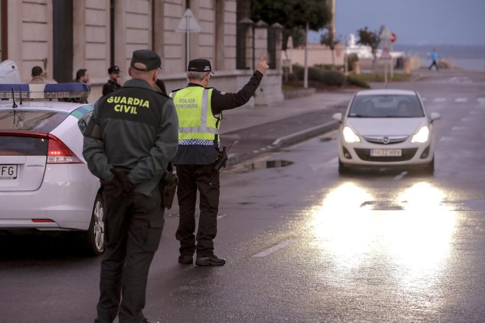 Cortan el tráfico del paseo Marítimo tras hallar una maleta sospechosa