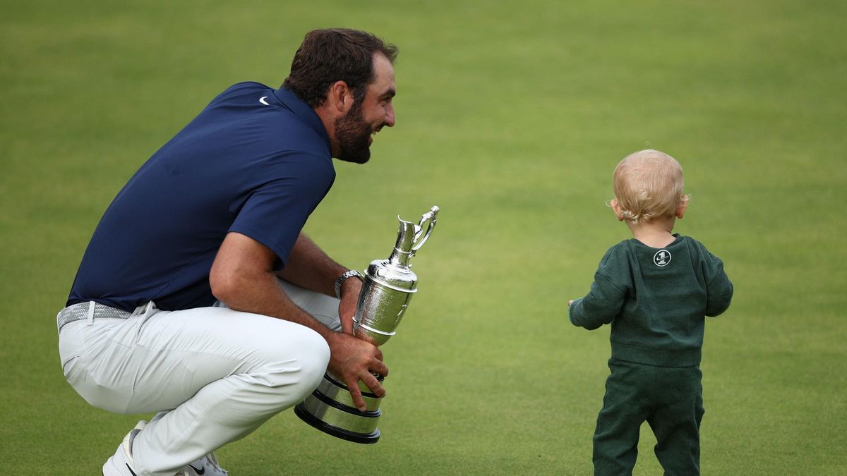 Scottie Scheffler celebra su éxito en The Open con su hijo, Bennett.