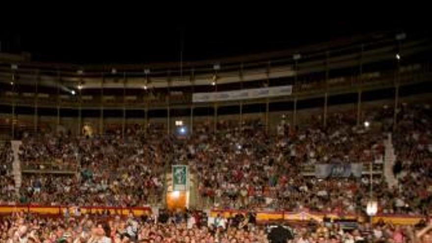 Arriba, Raphael durante su actuación ayer en Alicante. Abajo, el público se entregó y disfrutó de sus canciones.