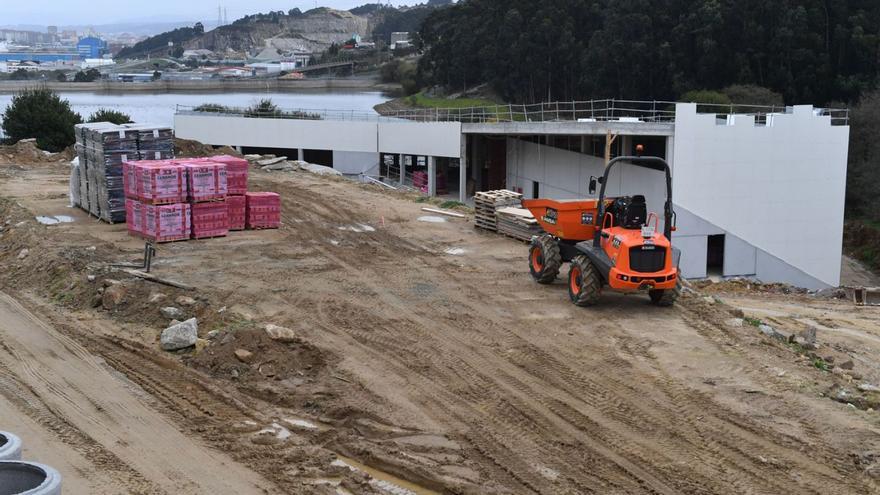 Estado actual de las obras de la piscina de Meicende. | // VÍCTOR ECHAVE