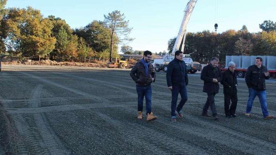 Los trabajos ya están preparando el terreno de juego y los muros exteriores.