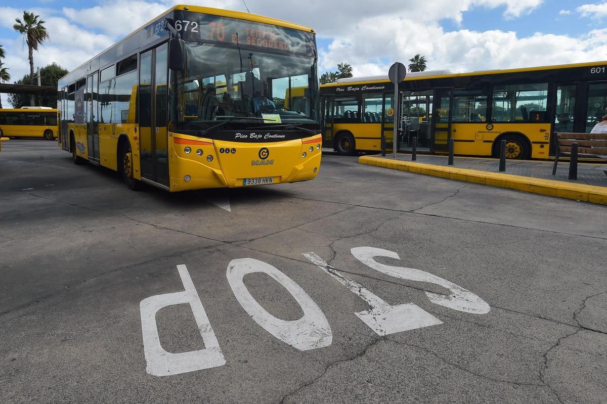 Un vehículo de Guaguas Municipales en la terminal del Teatro