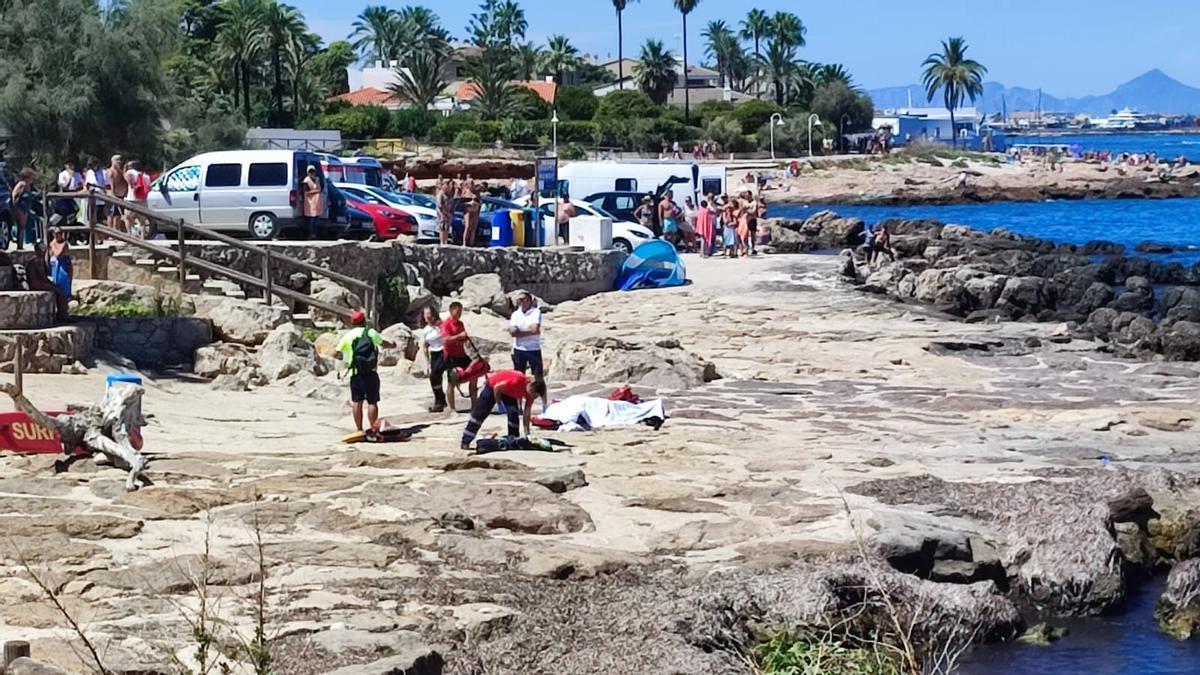 Los equipos de rescate en la playa del Trampolí, donde ha ocurrido el trágico suceso.