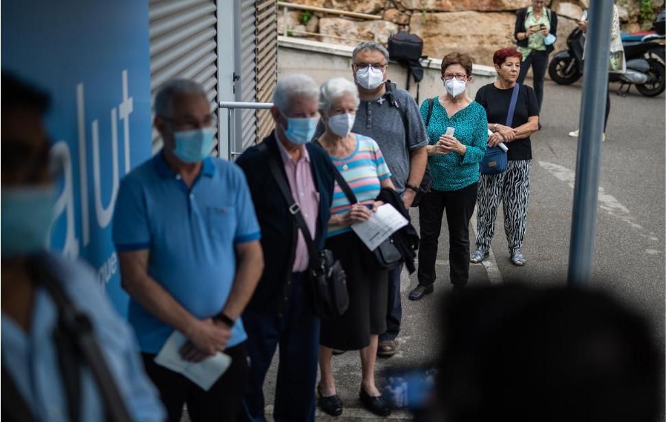 Inicio de la vacunación simultánea del covid-19 y la gripe en mayores de 60 años, el pasado octubre