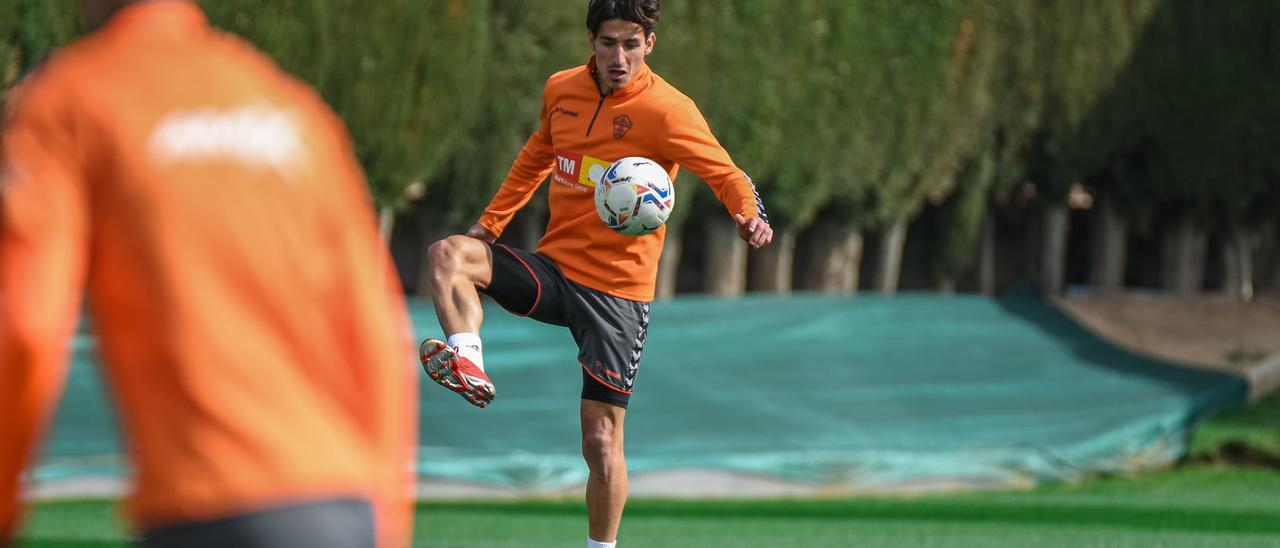 Pere Milla intenta controlar un balón, durante un entrenamiento