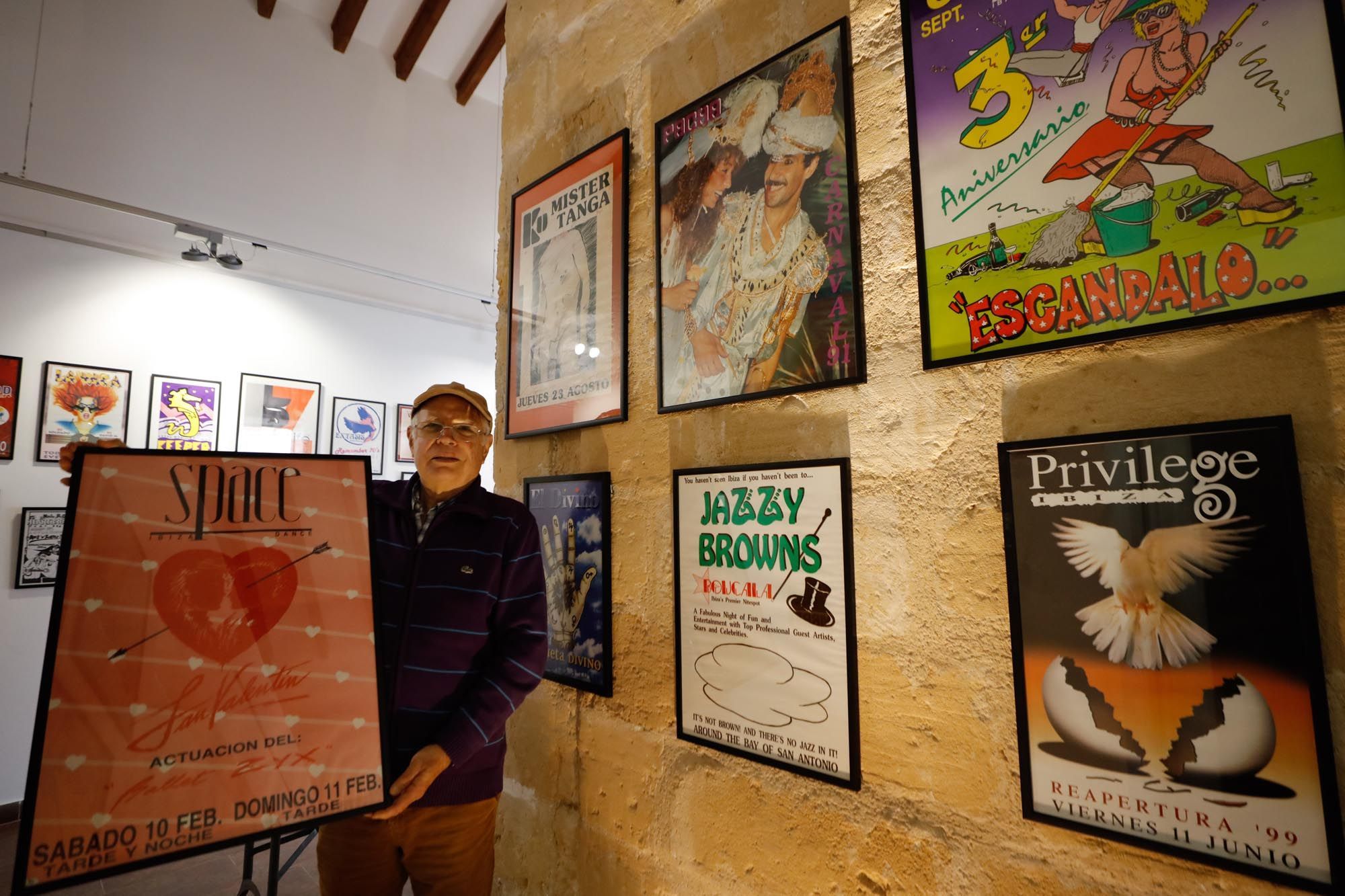 Pep Pilot, con uno de los carteles de la exposición en el Far de ses Coves Blanques.