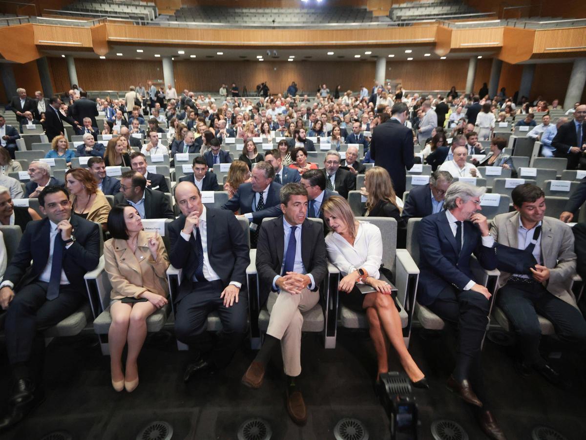 Aspecto de la sala antes de comenzar el acto del 50º aniversario.