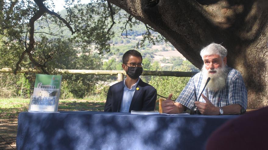 Una cinquantena de persones assisteix la presentació del llibre “Fonollosa. La història”