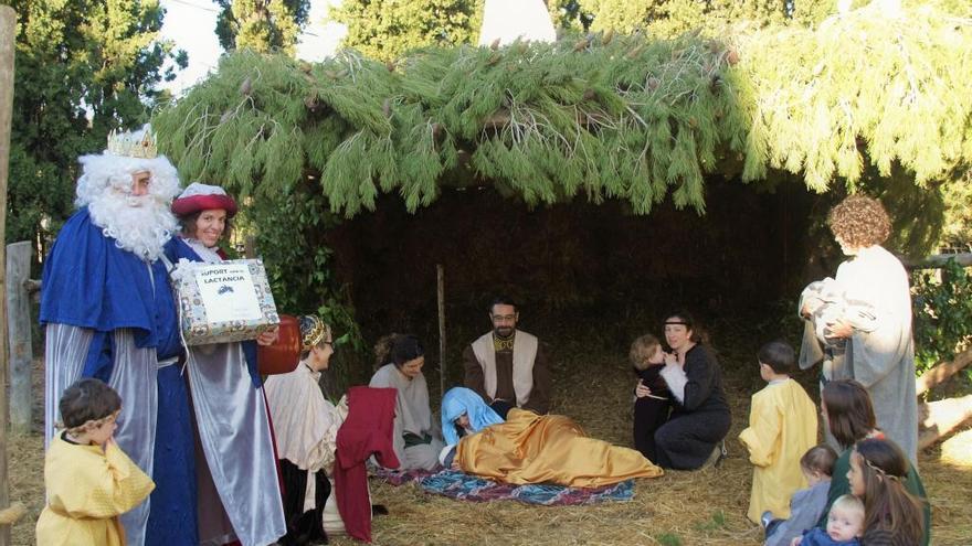 El portal del pessebre de Llers, amb Maria estirada amb el fill.