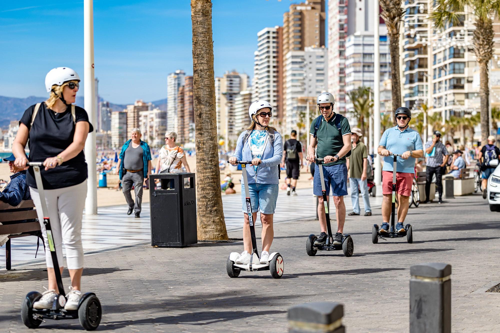 Ambiente turístico y altas temperaturas en Benidorm