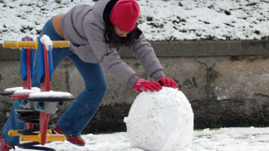 Los niños aprovecharon estas &quot;vacaciones&quot; para jugar con la nieve