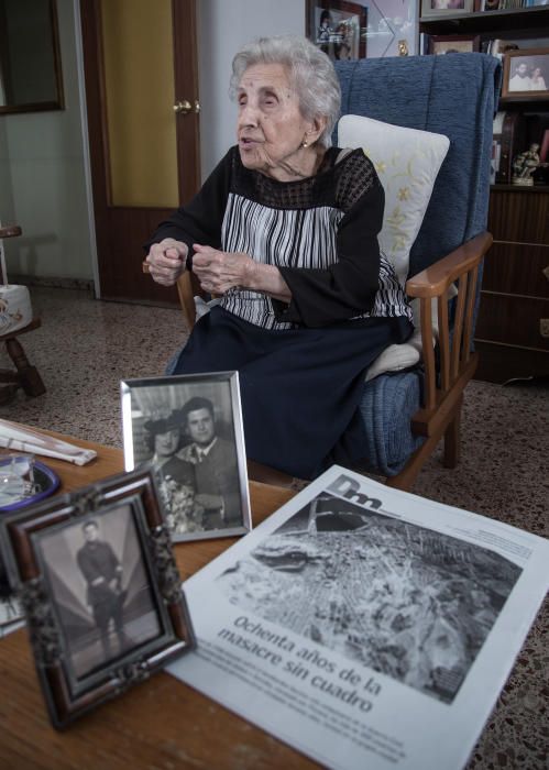 El alcalde Luis Barcala entrega un ramo de flores a Magdalena Oca Perez testigo del bombardeo del Mercado Central de Alicante en 1938 que cumple 100 años